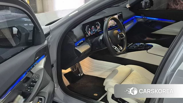 BMW 5 Series (G60) 2025 Серый из Кореи, фото 5