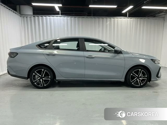 Geely Automobile Binrui 2026 Серебристо-серый из Китая, фото 5