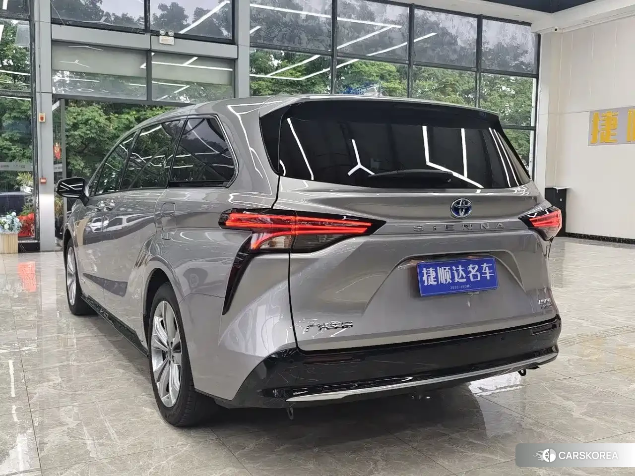 Toyota Sienna 2023 Silver/gray из Китая, фото 5