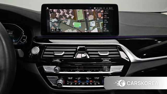 BMW 5 Series (G30) 2021 Серебристо-серый из Кореи, фото 5