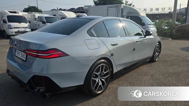 BMW 5 Series (G60) 2026 Светло-серебряный цвет из Кореи, фото 5