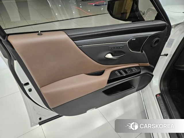 Lexus ES300h 7th generation 2025 Жемчужный цвет из Кореи, фото 5