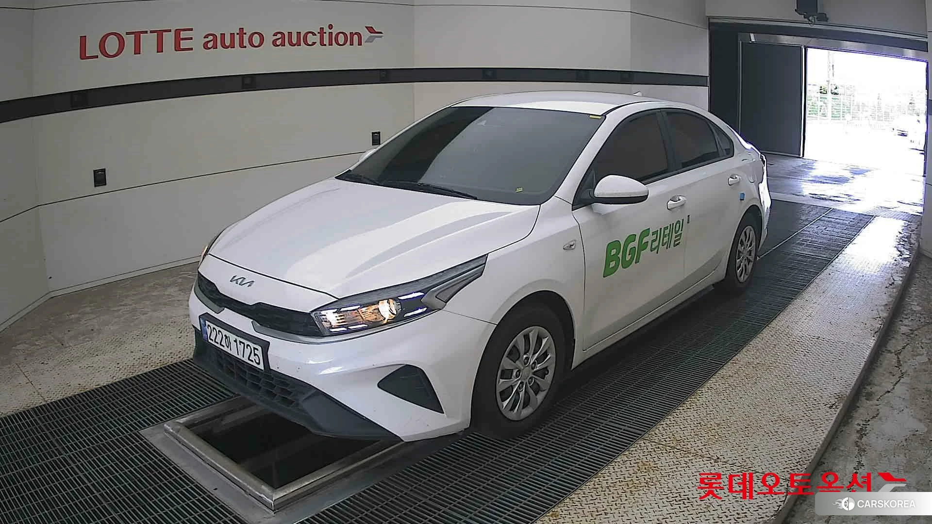 Kia K3 2023 Snow White Pearl из Кореи, фото 5