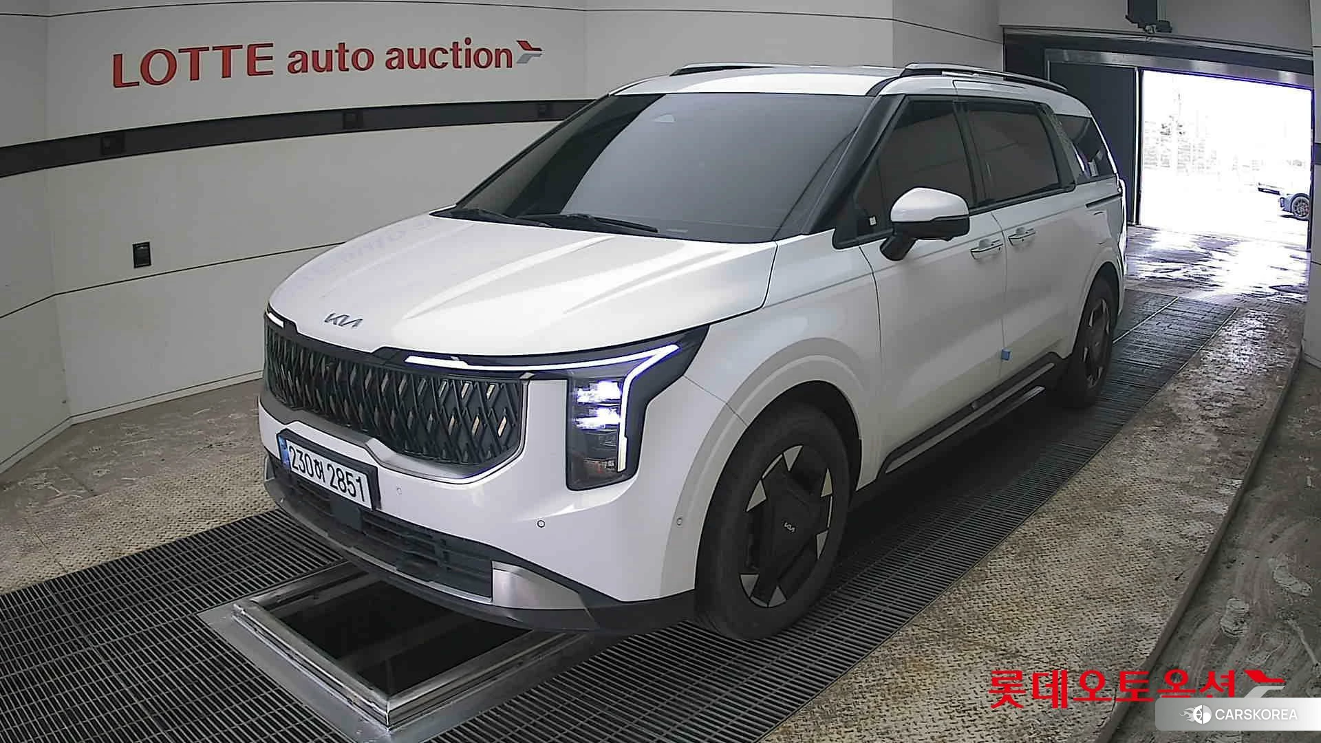 Kia Carnival Hybrid 2025 Snow White Pearl из Кореи, фото 5