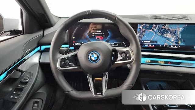 BMW 5 Series (G60) 2025 Светло-серебряный цвет из Кореи, фото 5