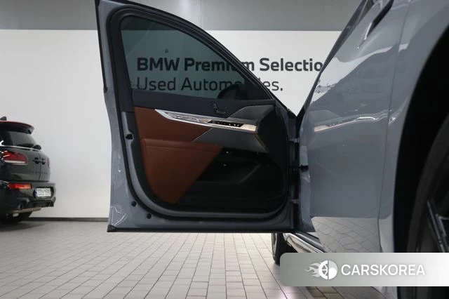 BMW 7 Series (G70) 2023 Небесно-голубой из Кореи, фото 5