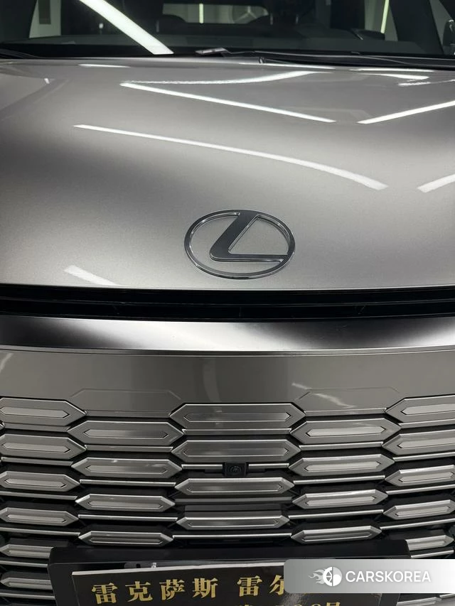 Lexus LM 2025 Серебристо-серый из Китая, фото 5