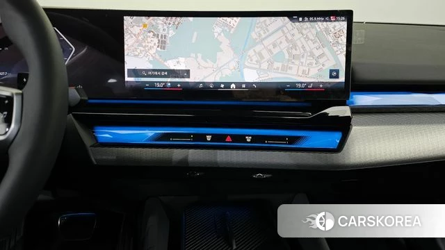 BMW 5 Series (G60) 2025 Светло-серебряный цвет из Кореи, фото 5