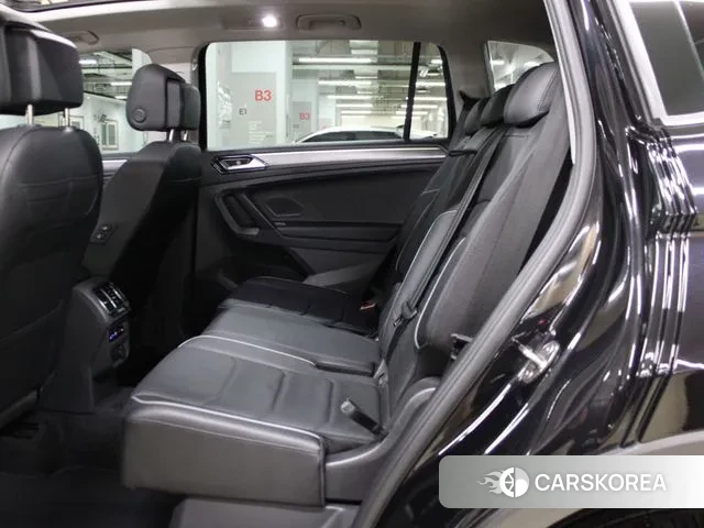 Volkswagen Tiguan Allspace 2023 Черный из Кореи, фото 5
