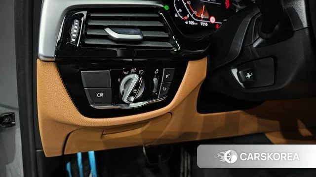 BMW 5 Series (G30) 2022 Серебристо-серый из Кореи, фото 5