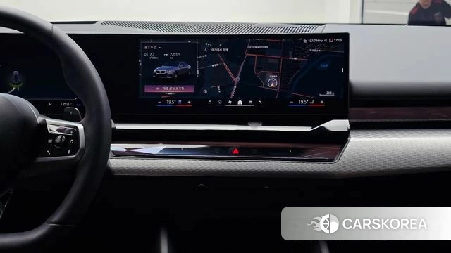 BMW 5 Series (G60) 2026 Светло-серебряный цвет из Кореи, фото 5