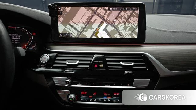 BMW 5 Series (G30) 2022 Серебристо-серый из Кореи, фото 5