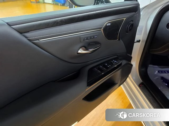 Lexus ES300h 7th generation 2025 Белый из Кореи, фото 5
