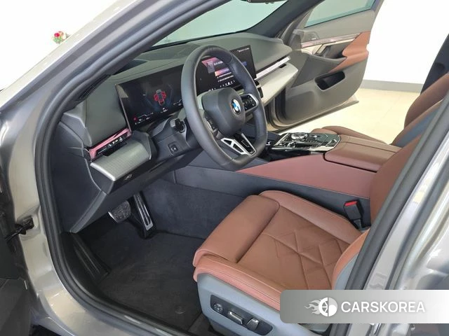 BMW 5 Series (G60) 2025 Цвет тростника из Кореи, фото 5