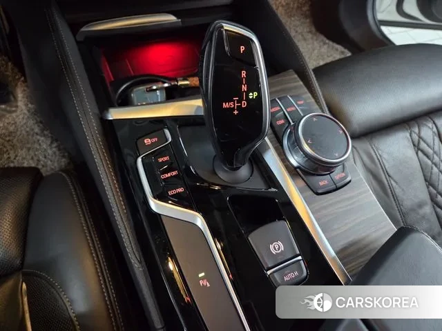 BMW 5 Series (G30) 2018 Белый из Кореи, фото 5