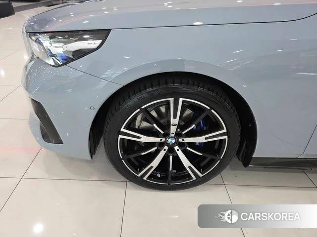 BMW 5 Series (G60) 2025 Серебристо-серый из Кореи, фото 5
