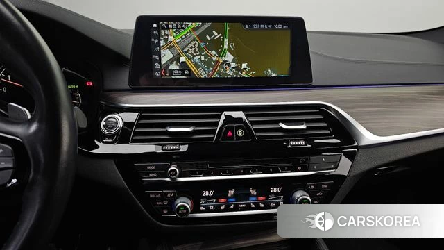 BMW 5 Series (G30) 2018 Белый из Кореи, фото 5