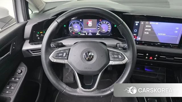 Volkswagen Golf 8th Generation 2023 Белый из Кореи, фото 5