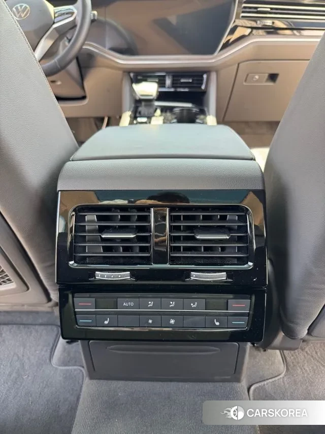 Volkswagen Touareg 3rd generation 2023 Белый из Кореи, фото 5