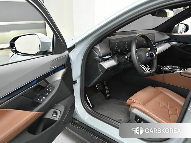 BMW 5 Series (G60) 2024 Небесно-голубой из Кореи, фото 5