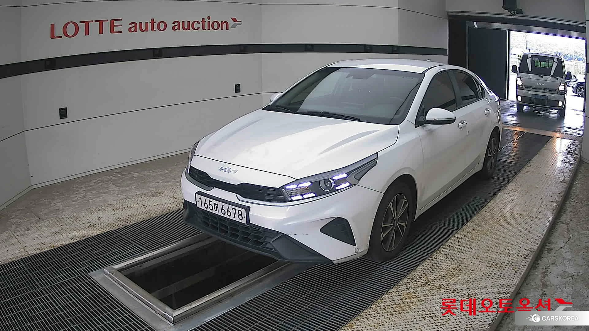 Kia K3 2022 Snow White Pearl из Кореи, фото 5