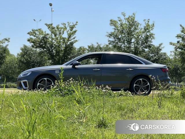 Audi A4L 2021 Темно-серый из Китая, фото 5