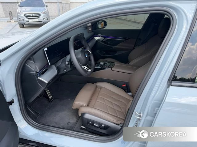 BMW 5 Series (G60) 2026 Светло-серебряный цвет из Кореи, фото 5