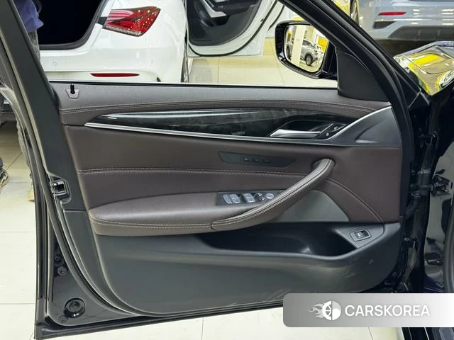 BMW 5 series 2023 Черный из Китая, фото 5