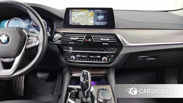 BMW 5 Series (G30) 2018 Белый из Кореи, фото 5