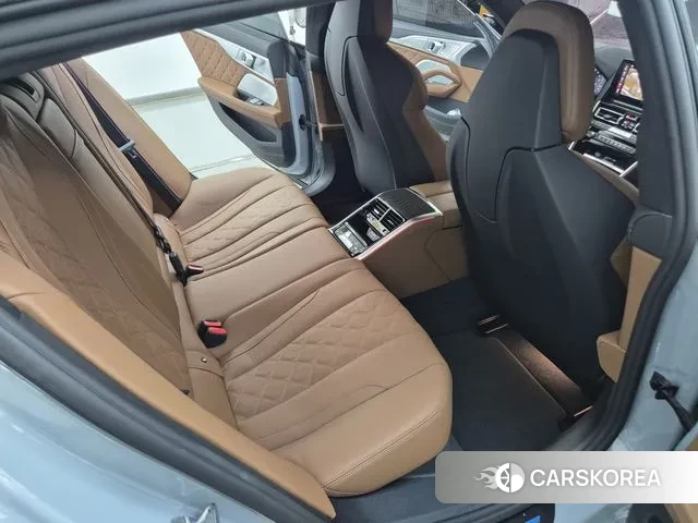 BMW M8 (G15) 2024 Серебристо-серый из Кореи, фото 5