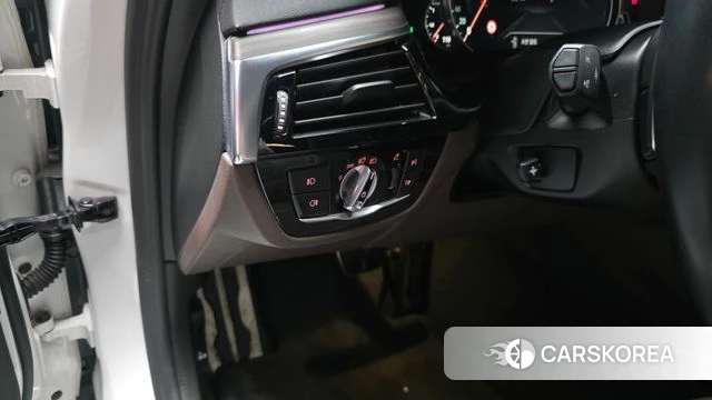 BMW 5 Series (G30) 2018 Белый из Кореи, фото 5