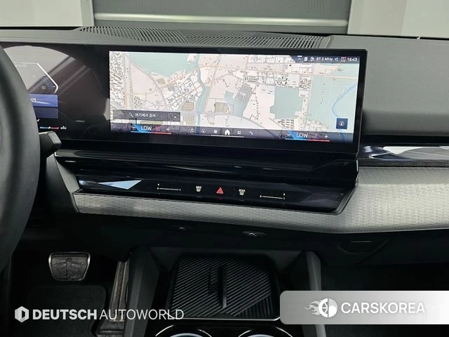BMW 5 Series (G60) 2026 Серебристо-серый из Кореи, фото 5