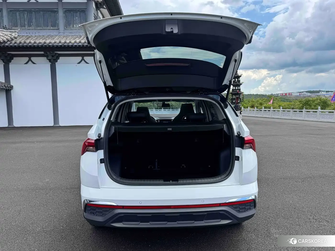Skoda Komick 2023 Белый из Китая, фото 5