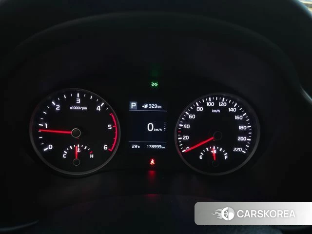 Kia Stonic 2018 Белый из Кореи, фото 5