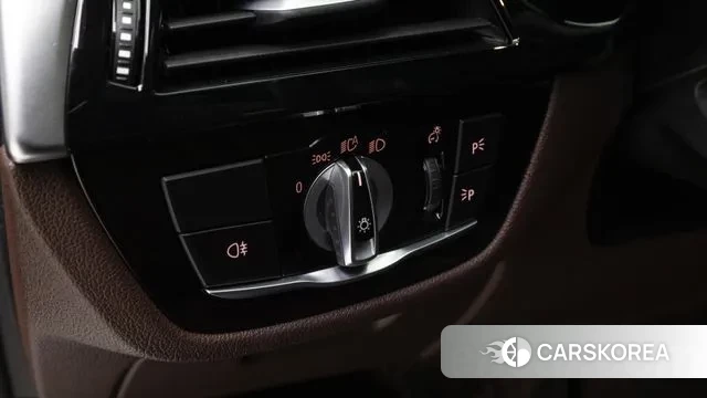 BMW 5 Series (G30) 2022 Серебристо-серый из Кореи, фото 5