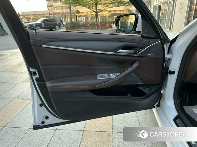 BMW 5 series 2023 Белый из Китая, фото 5