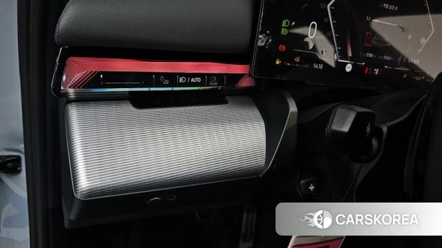 BMW 5 Series (G60) 2025 Серебристо-серый из Кореи, фото 5