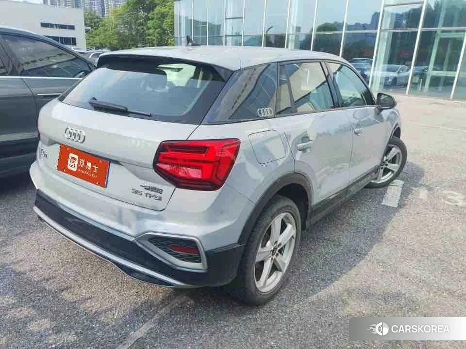 Audi Q2L 2021 Темно-серый из Китая, фото 5