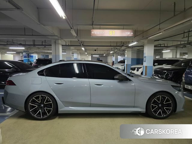 BMW M5 (G90) 2026 Цвет галактики из Кореи, фото 5