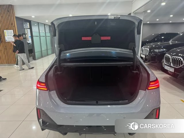 BMW 5 Series (G60) 2025 Светло-серебряный цвет из Кореи, фото 5