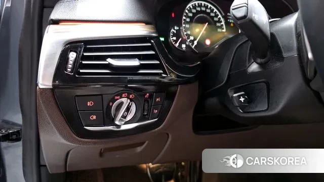 BMW 5 Series (G30) 2018 Небесно-голубой из Кореи, фото 5