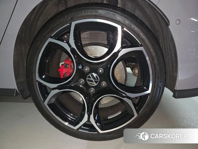 Volkswagen Golf 8th Generation 2025 Серебристо-серый из Кореи, фото 5
