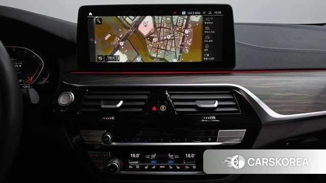 BMW 5 Series (G30) 2023 Серебристо-серый из Кореи, фото 5