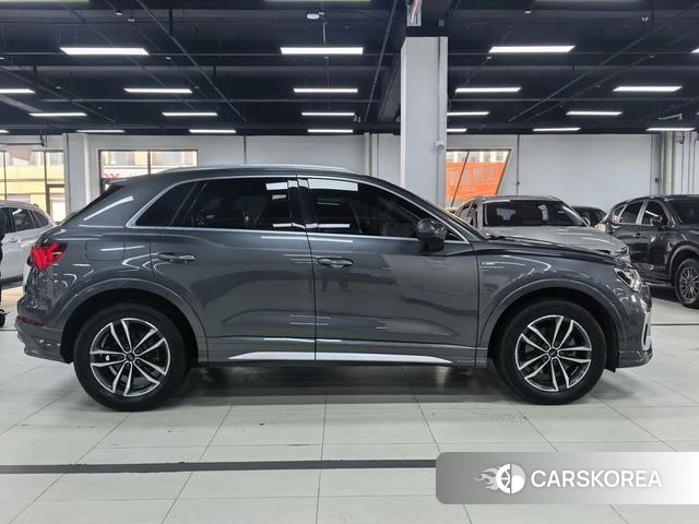 Audi Q3 2022 Темно-серый из Китая, фото 5