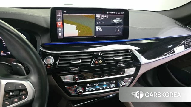 BMW 5 Series (G30) 2023 Серебристо-серый из Кореи, фото 5