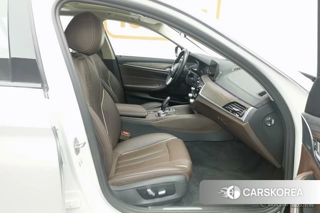 BMW 5 series PHEV 2019 Темно-серый из Китая, фото 5