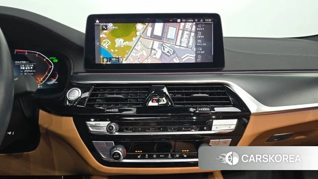 BMW 5 Series (G30) 2023 Белый из Кореи, фото 5