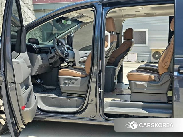 Hyundai Staria 2023 Серый из Кореи, фото 5