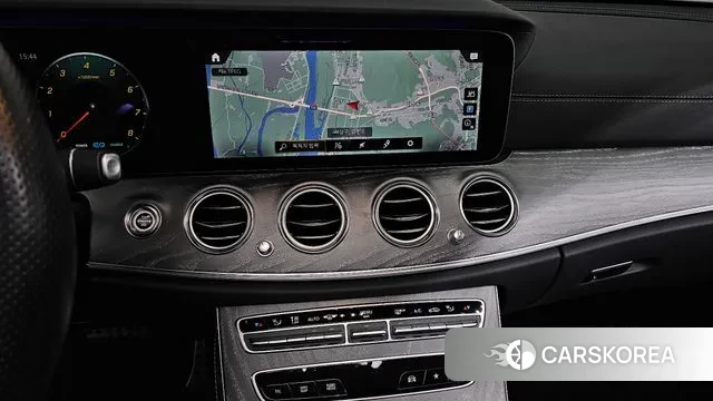 Mercedes-Benz E-Class W213 2021 Светло-серебряный цвет из Кореи, фото 5
