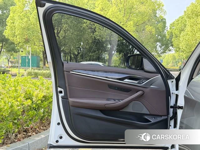 BMW 5 series 2021 Серебристо-серый из Китая, фото 5